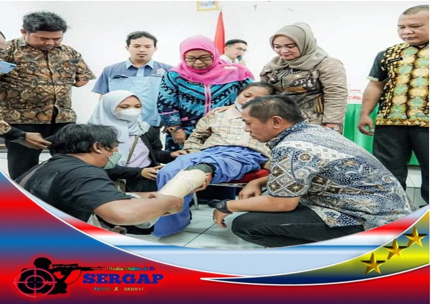 Salurkan Bantuan Kaki Palsu, Wabup Ingin Perusahaan Beri Ruang Pekerjaan Bagi Disabilitas