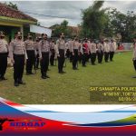 ersonel Polres Kuningan Amankan Pertandingan Sepak Bola Gebyar Vaksin Gemilang Raya Cidahu. POLRES KUNINGAN - Kapolres Kuningan AKBP Dhany Aryanda didampingi Kasi Humas IPTU Sukarno melalui kasat Samapta lakukan giat pengamanan pertandingan sepak bola gebyar Vaksin gemilang raya Cidahu Kamis, (02/06/2022)Pukul 16:11 Wib. Dilokasi di lapangan bola Karyawisesa Kecamatan Cidahu Kabupaten Kuningan. Menurut AKBP Dhany Aryanda, S.I.K bahwa Personel Polres Kuningan yang melaksanakan pengamanan yaitu Aiptu Hendra S, Aipda Didin S, Bripka Rahmat, Bripda Hazel, Bripda M Rifki, Bripda Fajar S, Bripda Henri, Bripda Dendi, Bripda Andrew, Bripda Ferdiansyah, Bripda Dede, Bripda Ramdani, Bripda Satria, Bripda Bayu, Bripda Reza S, dan Bripda Ilham, dalam rangka pengamanan pertandingan sepak bola gebyar vaksin gemilang raya di Kecamatan Cidahu, yang dipimpin langsung oleh Kapolsek Cidahu, IPTU Mahmudin. Kapolres Kuningan AKBP Dhany Aryanda melalui Kasi Humas IPTU Sukarno mengatakan, agar tetap patuhi terhadap protokol kesehatan Karena saat masih situasi Pandemi Covid 19. Tambah Dhany Aryanda, agar baik pemain atau penonton bekerjasama untuk menjaga ketertiban Serta sportif dalam bermain. Alhamdulillah selama berlangsungnya kegiatan berjalan dengan aman kondusif dan lancar. Semoga kegiatan-kegiatan olahraga seperti saat ini dapat terus dilaksanakan dan berkelanjutan, tutup Kapolres Dhany Aryanda didampingi IPTU Sukarno kepada Media.