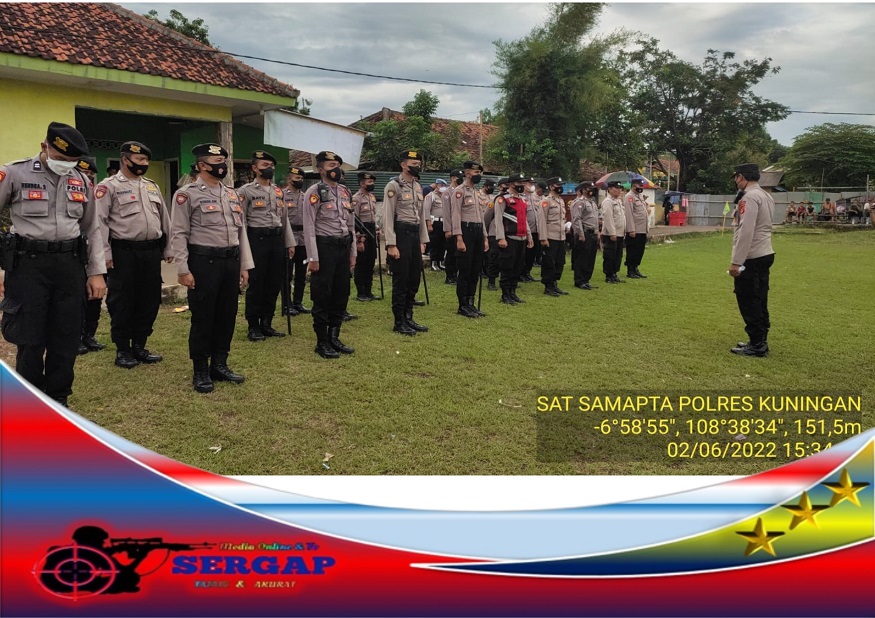 ersonel Polres Kuningan Amankan Pertandingan Sepak Bola Gebyar Vaksin Gemilang Raya Cidahu. POLRES KUNINGAN - Kapolres Kuningan AKBP Dhany Aryanda didampingi Kasi Humas IPTU Sukarno melalui kasat Samapta lakukan giat pengamanan pertandingan sepak bola gebyar Vaksin gemilang raya Cidahu Kamis, (02/06/2022)Pukul 16:11 Wib. Dilokasi di lapangan bola Karyawisesa Kecamatan Cidahu Kabupaten Kuningan. Menurut AKBP Dhany Aryanda, S.I.K bahwa Personel Polres Kuningan yang melaksanakan pengamanan yaitu Aiptu Hendra S, Aipda Didin S, Bripka Rahmat, Bripda Hazel, Bripda M Rifki, Bripda Fajar S, Bripda Henri, Bripda Dendi, Bripda Andrew, Bripda Ferdiansyah, Bripda Dede, Bripda Ramdani, Bripda Satria, Bripda Bayu, Bripda Reza S, dan Bripda Ilham, dalam rangka pengamanan pertandingan sepak bola gebyar vaksin gemilang raya di Kecamatan Cidahu, yang dipimpin langsung oleh Kapolsek Cidahu, IPTU Mahmudin. Kapolres Kuningan AKBP Dhany Aryanda melalui Kasi Humas IPTU Sukarno mengatakan, agar tetap patuhi terhadap protokol kesehatan Karena saat masih situasi Pandemi Covid 19. Tambah Dhany Aryanda, agar baik pemain atau penonton bekerjasama untuk menjaga ketertiban Serta sportif dalam bermain. Alhamdulillah selama berlangsungnya kegiatan berjalan dengan aman kondusif dan lancar. Semoga kegiatan-kegiatan olahraga seperti saat ini dapat terus dilaksanakan dan berkelanjutan, tutup Kapolres Dhany Aryanda didampingi IPTU Sukarno kepada Media.