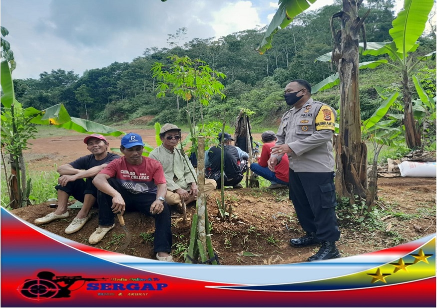 Bhabinkamtibmas Desa Malatisuka Polsek Gunungtanjung Warga Petani Buah Naga dan Peternak Domba Beri Himbauan Kamtibmas