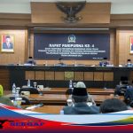 Rapat Paripurna DPRD Kota Tasikmalaya dengan Agenda Penyampaian Pandangan Umum Fraksi Terhadap RAPERDA Kota Tasikmalaya tentang pertanggung jawaban pelaksanaan anggaran pendapatan belanja daerah (APBD) tahun anggaran 2021. Rapat tersebut dihadiri oleh Ketua DPRD Kota Tasikmalaya, Sekertaris Daerah Kota Tasikmalaya, Unsur Forkopimda Kota Tasikmalaya, para Anggota DPRD Kota Tasikmalaya, Camat dan Lurah Se-Kota Tasikmalaya dan tamu undangan lainnya. Rabu, 08 Juni 2022. Sebelumnya, Wali Kota Tasikmalaya telah menyerahkan Laporan mengenai RAPERDA Kota Tasikmalaya tentang pertanggung jawaban pelaksanaan APBD tahun anggaran 2021 pada tanggal 7 Juni Tahun 2022. Pandangan umum fraksi DPRD Kota Tasikmalaya mengapresiasi atas pencapaian realiasi APBD Pemerintah Kota Tasikmalaya tahun anggaran 2021, hal tersebut dibuktikan dengan diraihnya penghargaan peringkat pertama realisasi belanja daerah tertinggi dari tahun 2020 hingga 2021 oleh Kementerian Dalam Negeri Republik Indonesia dan pencapaian opini wajar tanpa pengecualian (WTP) hingga 6 kali berturut turut. Adapun RAPERDA Kota Tasikmalaya yang disampaikan oleh Wali Kota Tasikmalaya tentang pertanggung jawaban APBD tahun anggaran 2021 dapat diterima dan dilakukan pembahasan lebih lanjut pada rapat pukul 19.00 yaitu berupa jawaban Wali Kota atas pandangan Umum Fraksi terhadap Raperda Pertanggungjawaban Pelaksanaan APBD Tahun Anggaran 2021. (Adin)