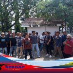 Warga Desa Teluk Ambulu Kecamatan Batujaya Kabupaten Karawang Datangi Kantor DPMD