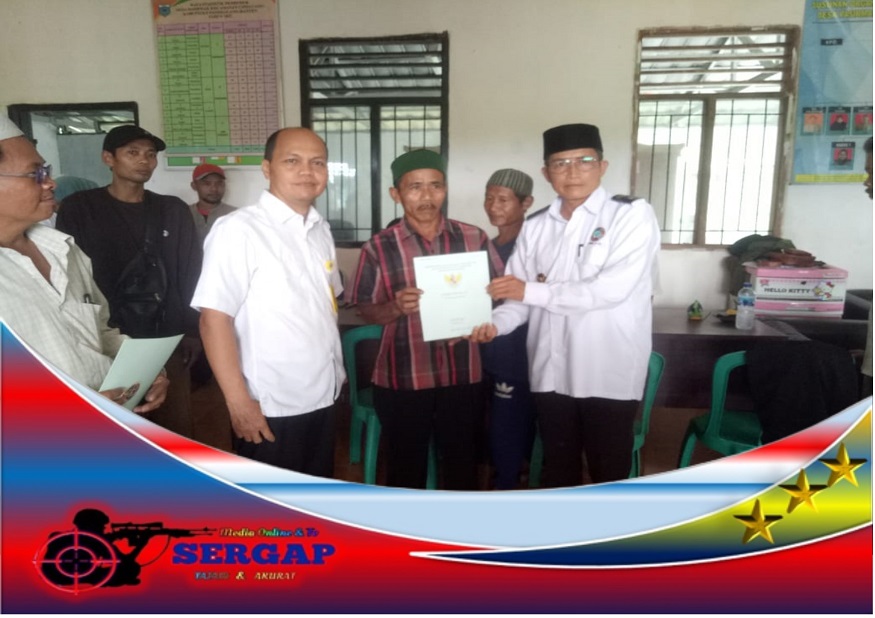 Kepala Desa Pasir Mae Kecamatan Cipecang Kabupaten Pandeglang Memberikan Sertifikat Program PTSL Kepada Warga Desa Secara Simbolis