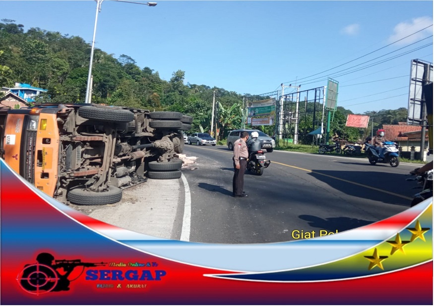 Truk Muatan Keramik Terguling di Gentong, Personil Polsek Kadipaten Sigap Lakukan Pengaturan Lalu Lintas