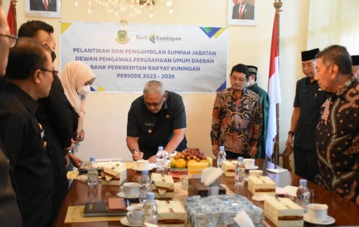 Bupati Kuningan H. Acep Purnama Lantik Dewan Pengawas Perumda BPR Periode 2022-2026