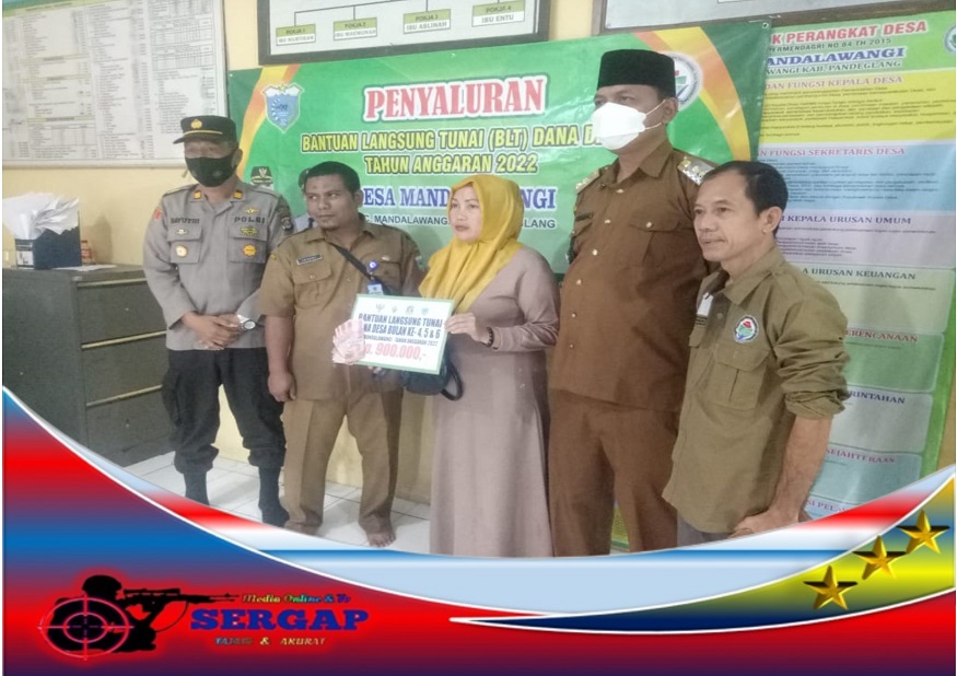 Kapolsek Mandalawangi Polres Pandeglang hadiri Penyaluran BLT Desa mandalawangi