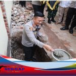 Menyambut HUT Bhayangkara ke 76, Kapolres Tasikmalaya Kota Melaksanakan Peletakan Batu Pertama Renovasi Mako Polsek Pagerageung