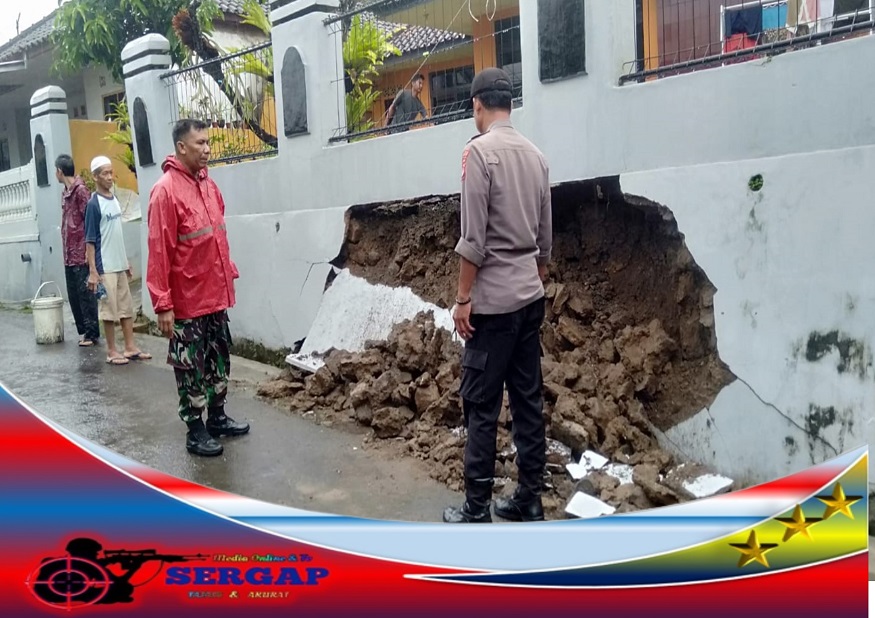 Bhabinkamtibmas dan Babinsa Kelurahan Tanjung Kawalu, Cek Ambrolnya Pagar Warga Karena Hujan Deras