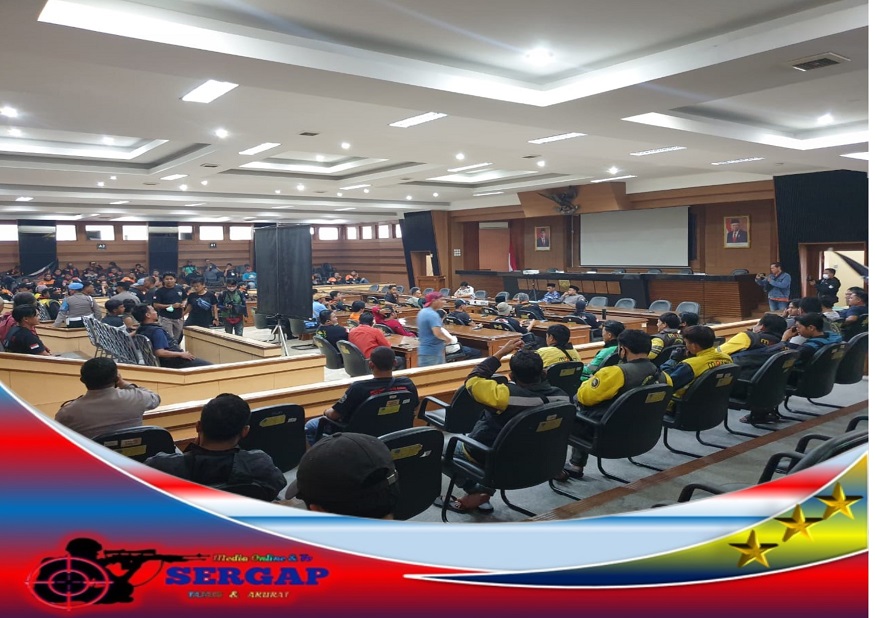 Polres Tasikmalaya Kota Melaksanakan Pengamanan Aksi Audensi Dari Paguyuban Online Bersatu Se Priangan Timur di Gedung DPRD Kota Tasikmalaya