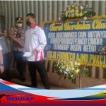 Gabungan Wartawan Liputan Kota Cimahi mengadakan pesan moral kepada Pemerintah Kota Cimahi melalui Diskominfo dengan cara memberikan Karangan bunga, di Depan gedung Pemerintahan Kota Cimahi, Rabu, (13/7/2022). Dalam Pers Rilisnya, Kelompok Kerja Jurnalis Nasional (KKJN), Forum Wartawan Cimahi (FORWATCH), Aliansi Media Independen Indonesia (AJMII) dan Persatuan Wartawan Kota Cimahi (PWKC) menyampaikan kronologis, bahwa pada tahun 2021 Dinas Komunikasi dan Infomasi (Diskominfo) dua kali mengundang lima Komunitas Wartawan di Kota Cimahi untuk menghadiri rapat pembahasan Uji Kompetensi Wartawan (UKW). Sementara itu Kepala Dinas Komunikasi dan Informasi Kota Cimahi M. Rony dalam rapat bersama wartawan beberapa hari lalu mengatakan bahwa semuanya itu masih dalam rencana dan diakui bahwa Diskominfo mengganggarkan 100 juta untuk membantu wartawan yang akan mengikuti UKW. Sejak dua kali rapat tersebut tidak pernah ada kabar berita tentang tindaklanjut hasil rapat. Namun, sekarang Pemerintah Kota Cimahi melalui Diskominfo sudah menyiapkan anggaran dari APBD Kota Cimahi 100 juta. Dengan adanya hal tersebut kami empat Komunitas Wartawan di Kota Cimahi yang awalnya di ajak untuk rapat pembahasan UKW tersebut merasa kecewa dengan sikap Diskominfo yang tidak menyampaikan informasi tersebut, maka, hari ini Rabu, 13 Juli 2022 menyampaikan karangan bunga sebagai bentuk keprihatinan dan kekecewaan kepada Pemkot Cimahi dalam hal ini Diskominfo. Untuk mencegah timbulnya kecemburuan sosial di antara sesama Insan Media, kami ingin Diskominfo Kota Cimahi berlaku adil dan transparan, sebab selain kegiatan UKW masih ada beberapa hal yang kami anggap ada perlakuan tidak adil dari Diskominfo Kota Cimahi kepada Insan Media, jika hal tersebut di biarkan akan menjadi preseden buruk di masa yang akan datang. Dalam kesempatan tersebut, Efrikar, Achmad Syafei, Bubun Munawar dan Wahyudi juga menyampaikan bahwa waktu dekat juga akan memberikan dukungan kepada Aparat Penegak Hukum (APH). (Red)