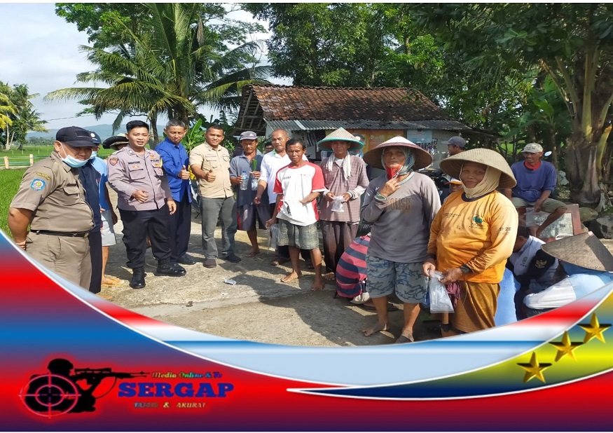 Bripka Deni Muhtar Bersama Bina Desa Muktisari Mendampingi Petani Melakukan Pelaksanaan Penyemprotan Massal Pengendalian Hama Wereng