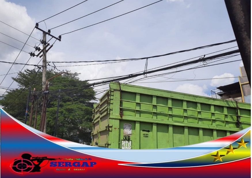 Smrawutnya kabel jaringan telkom di Sako Palembang tidak ada tindakan pihak telkom