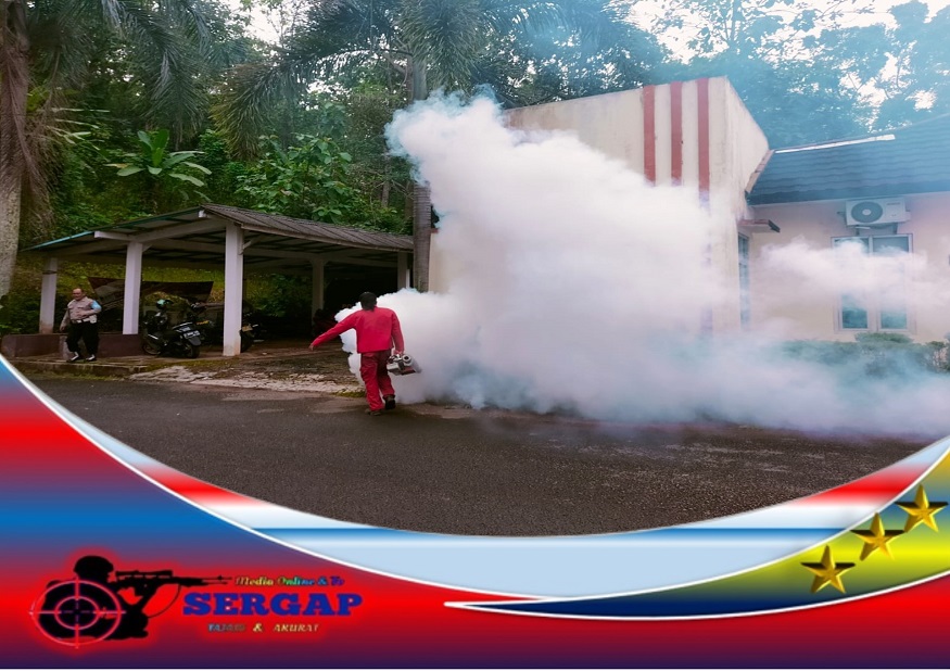 Team PKM Purwaharja 1 dan Polsek Purwaharja Bersama -sama Melaksanakan Fogging di Mako Polsek Purwaharja