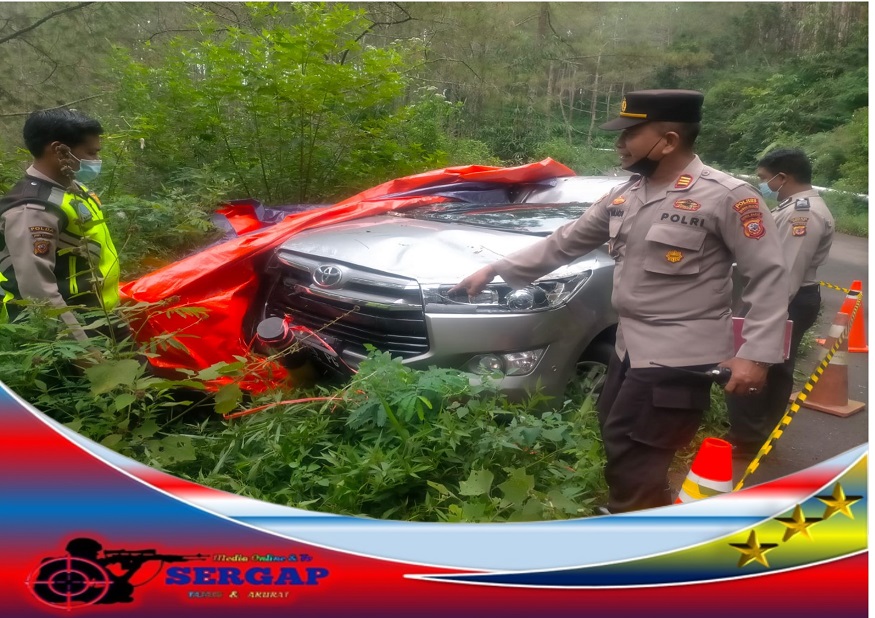 Kapolsek Kadipaten Datangi TKP Innova Tertimpa Pohon Tumbang di Karaha Bodas, Sopir Meninggal Dunia