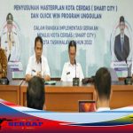 SERGAP.CO.ID KOTA TASIKMALAYA, || Pemerintah Kota Tasikmalaya melalui Dinas Komunikasi dan Informatika (Diskominfo) Kota Tasikmalaya mengadakan Bimbingan Teknis (Bimtek) Penyusunan Masterplan Kota Cerdas (Smart City) dan Quick Win Program Unggulan Tahap II Pemerintah Kota Tasikmalaya Tahun 2022. bertempat di Ruang Rapat Balekota Tasikmalaya Rabu, 13 Juli 2022. Acara dibuka langsung oleh Asisten Administrasi Umum Setda Kota Tasikmalaya, Ir. H. Abu Mansyur, M.Si. Turut hadir dalam kesempatan tersebut Kepala Diskominfo Kota Tasikmalaya, Kepala Bidang Aptika Diskominfo Kota Tasikmalaya, Perwakilan OPD Kota Tasikmalaya, dan tamu undangan lainnya. Dalam sambutannya, Asisten Administrasi Umum Setda Kota Tasikmalaya menyatakan bahwa Smart City di era digital saat ini harus menjadi kebutuhan dan kewajiban bagi birokrasi dan masyarakat demi mewujudkan kemajuan daerah yang sejalan dengan perkembangan teknologi. Perlu diketahui bahwa Bimtek Tahap I yang dilaksanakan pada bulan Juni 2022 telah terselenggara dengan baik atas kerjasama dan dukungan dari seluruh pihak dalam menganalisa permasalahan serta merumuskan inovasi untuk mewujudkan Kota Tasikmalaya menuju Smart City. (Adin)