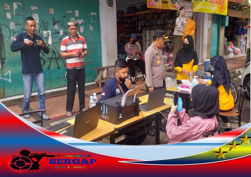 Polsek Banjar Polres Banjar Melaksanakan Program Nasional Percepatan Vaksinasi Covid-19 Kepada Pengguna Jalan dan Pengunjung Pusat Pertokoan Yogya Dept Store