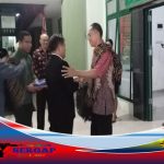 Biji Trembesi, Sebagai Kenangan Terindah Dari Mantan Ws. Dandim SBD Kepada Bupati SBD