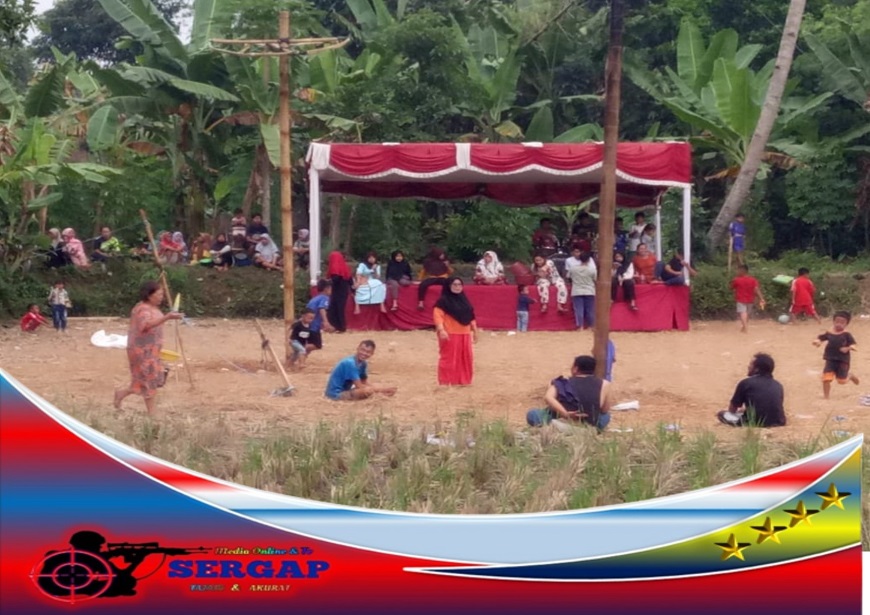 Dalam Menyambut HUT. RI ke 77 Warga Masih Semangat Memeriahkan Hari Kemerdekaan Walaupun Di Tengah Sawah