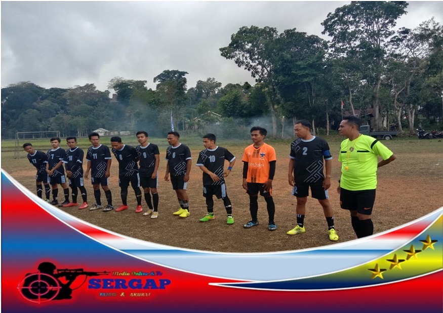 Hebat, Bripka Iswahyudin Kanit Res Sek. Loli Selaku Wasit Utama Turnamen Sepak Bola Mini Cup VII KKBD Tahun 2022