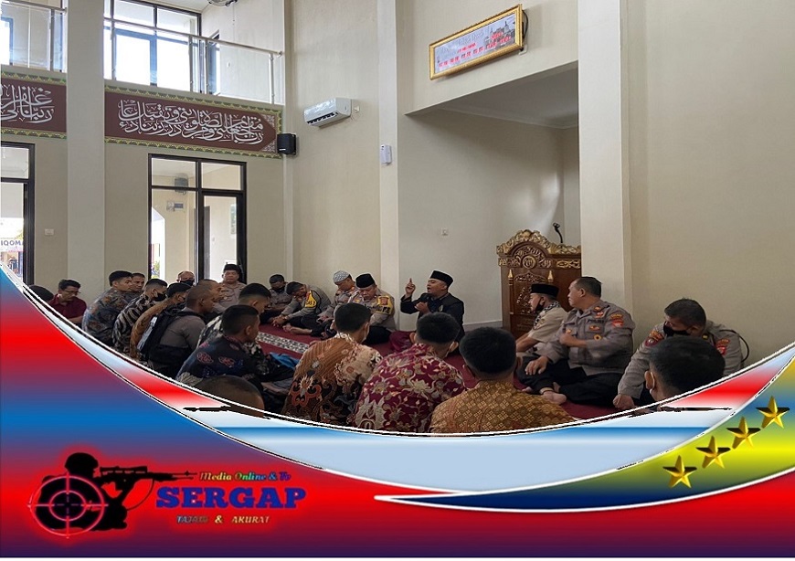 Personel Polres Tasikmalaya Kota dan Jajaran Polsek, Mengikuti Kegiatan Binrohtal di Mesjid Wahid Azzad