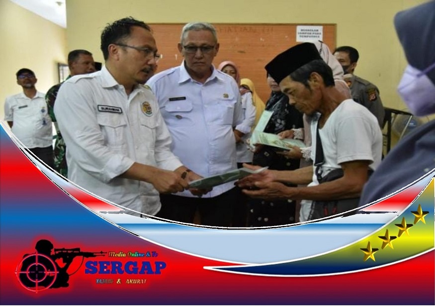 Bupati Acep Serahkan Sertifikat Hak Atas Tanah Melalui Program PTSL Sebagai Bukti Legalitas Kepemilikan