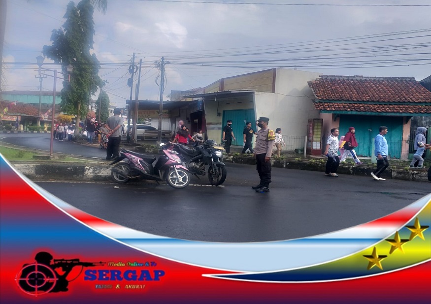 Bhabinkamtibmas Kelurahan Mekarsari Polsek Banjar Bripka Eka Setiawan Melaksanakan Pengamanan Jalan Santai