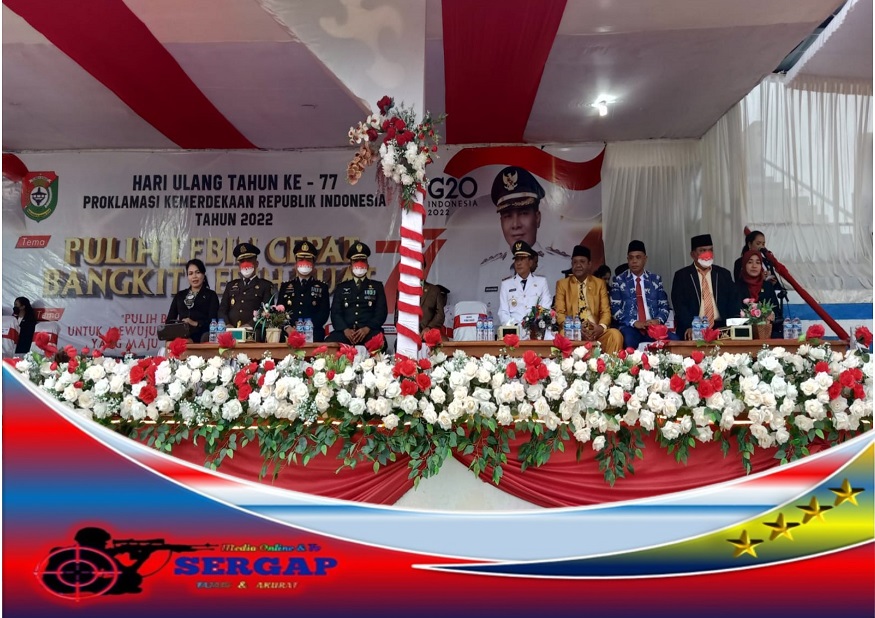 Dandim 1613/Sumba Barat Hadiri Upacara Penurunan Bendera Merah Putih HUT RI Ke-77 Di Kabupaten Sumba Barat