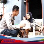 Peduli Sesama, Kapolres Banjar Gunakan Sepeda Motor Bakti Sosial Bagikan Sembako Kepada Kaum Jompo