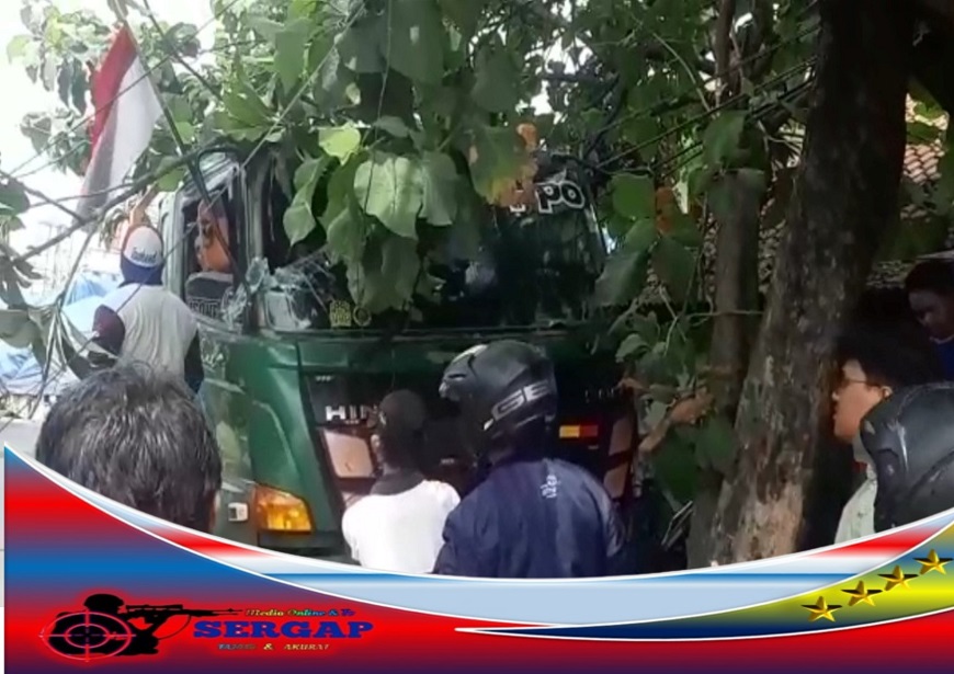 Peristiwa Tragis Sebuah Truck Trailer Menabrak Halte Yang Mengakibatkan Banyak Korban Jiwa, Di Jalan Raya Sultan Agung KM 28,5 Rawa Pasung