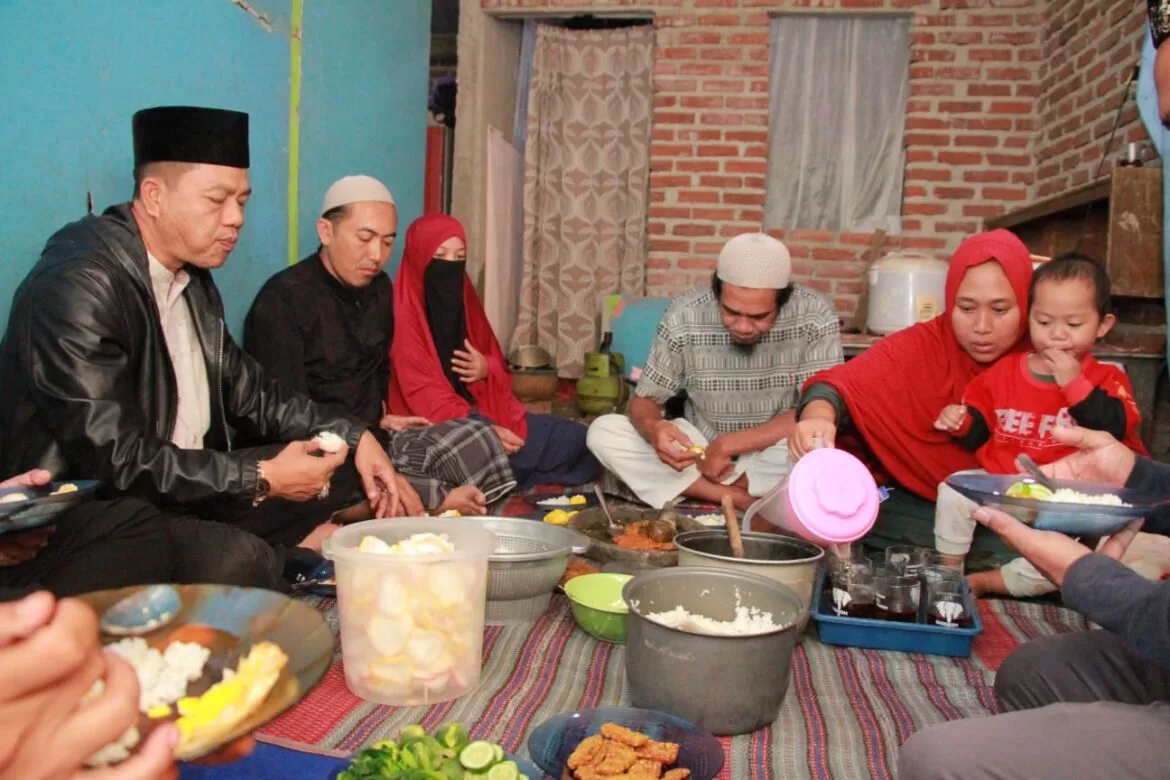 Awal Ramadan Bupati Bandung dan Camat Sahur di Rumah Warga