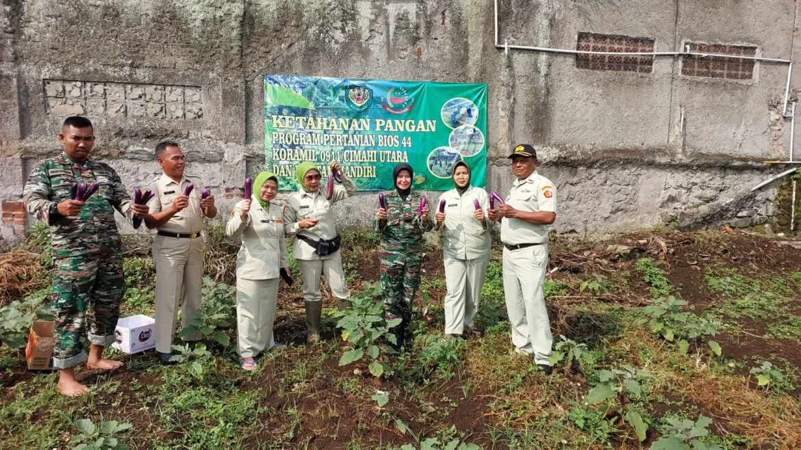 Danramil Cimahi Utara Beri Pupuk Organik, Ajak PPM Jaga Ketahanan Pangan