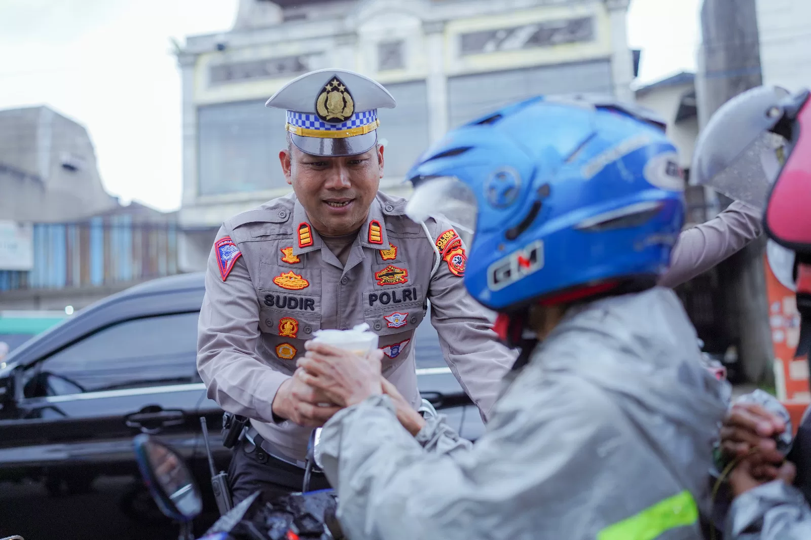 Tebar Kebaikan, Kapolres Cimahi Bagi-bagi Takjil Kepada Pengendara