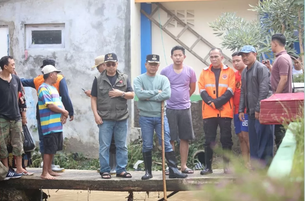 Setelah Sahur Bersama Warga, Bupati Bandung Tinjau Banjir di Soreang