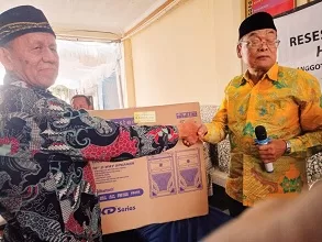 Anggota DPRD Cimahi Nabsun Sumbangkan Sound System Kepada Ibu-ibu Senam RW 25 Cibeureum