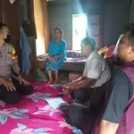 Bantu Warga Binaannya, Bhabinkamtibmas Desa Beru Dampingi Calon Penerima Bantuan Dari Kemensos