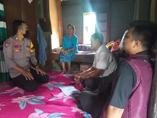 Bantu Warga Binaannya, Bhabinkamtibmas Desa Beru Dampingi Calon Penerima Bantuan Dari Kemensos