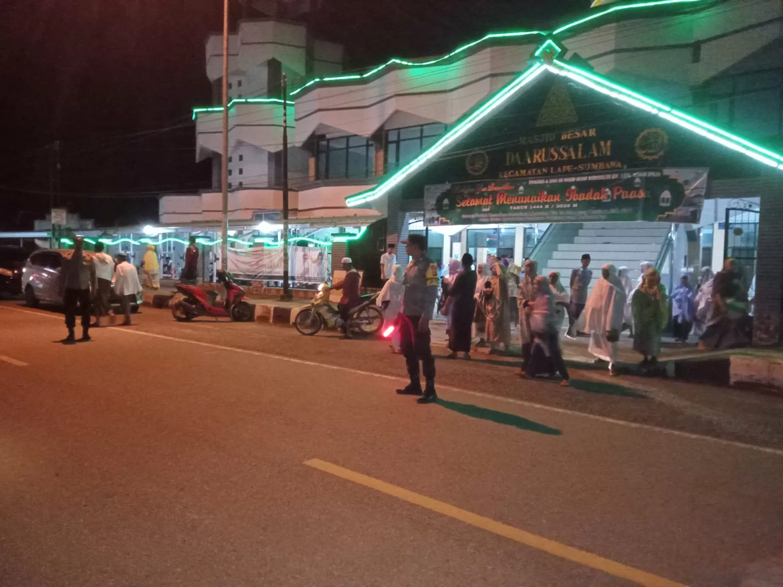 Jamin Rasa Aman Dan Nyaman Saat Beribadah, Polsek Lape Lakukan Pengamanan Sholat Tarawih