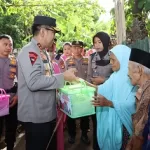 Kapolda NTB Berbagi Paket Sembako Untuk Warga Terdampak Banjir di Kota Bima