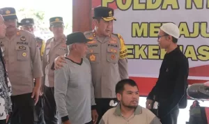 Kapolda NTB Menyerahkan Bansos kepada 35 Masyarakat Penerima Manfaat