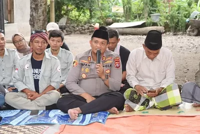 Kapolres Loteng Laksanakan Jumat Curhat Sekaligus Berikan Bantuan Bedah Rumah