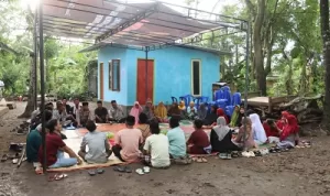 Kapolres Loteng Laksanakan Jumat Curhat Sekaligus Berikan Bantuan Bedah Rumah