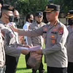 Karo SDM Polda NTB Serahkan Penghargaan Kepada Personil Polres Sumbawa Barat