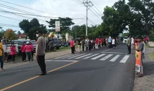 Polri Berikan Pengamanan Pembagian Takjil Dari Keluaga Besar Wandani Lombok Utara