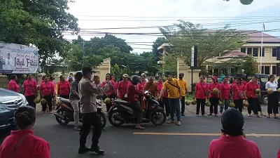 Polri Berikan Pengamanan Pembagian Takjil Dari Keluaga Besar Wandani Lombok Utara