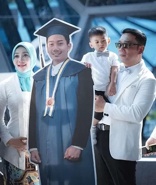 Ridwan Kamil Hadir Gantikan Almarhum Eril Diwisuda di ITB Kota Bandung