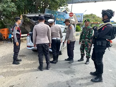 Sinergitas TNI -POLRI Pengamanan Arus Mudik di Pelabuhan Laut Tano