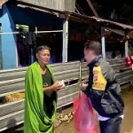 Tulus Melayani, Bhabinkamtibmas Manggemaci Berbagi Nasi Buat Sahur Warganya Terdampak Banjir