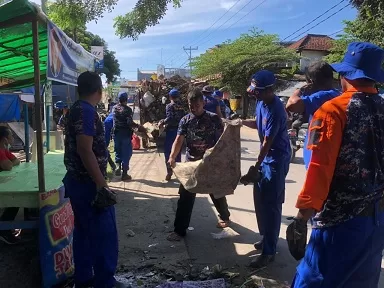 Wujud Peduli Bencana Banjir, Gabungan Sat Polairud Polres Bima Kota dan Bima Kabupaten Bersih-Bersih Sampah Berserakan