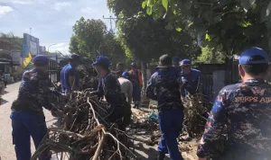 Wujud Peduli Bencana Banjir, Gabungan Sat Polairud Polres Bima Kota dan Bima Kabupaten Bersih-Bersih Sampah Berserakan