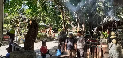 Anggota Piket II SPKT Polsek Jereweh Polres Sumbawa Barat Gelar Patroli Dialogis MANTAP di Tempat Wisata